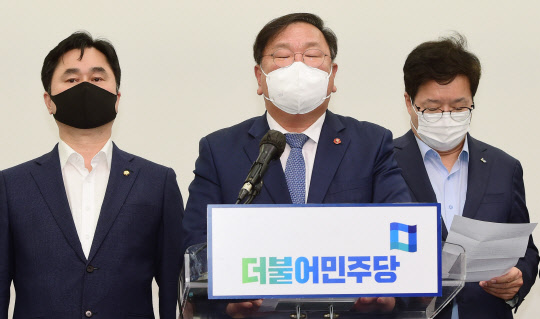 김태년 민주당 대표 직무대행이 8일 국회에서 4ㆍ7 재보궐선거 참패에 대한 책임을 지고 최고위원 등 지도부의 총사퇴를 밝히고 있다. 연합뉴스